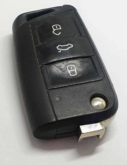 Flip remote car key with broken blade